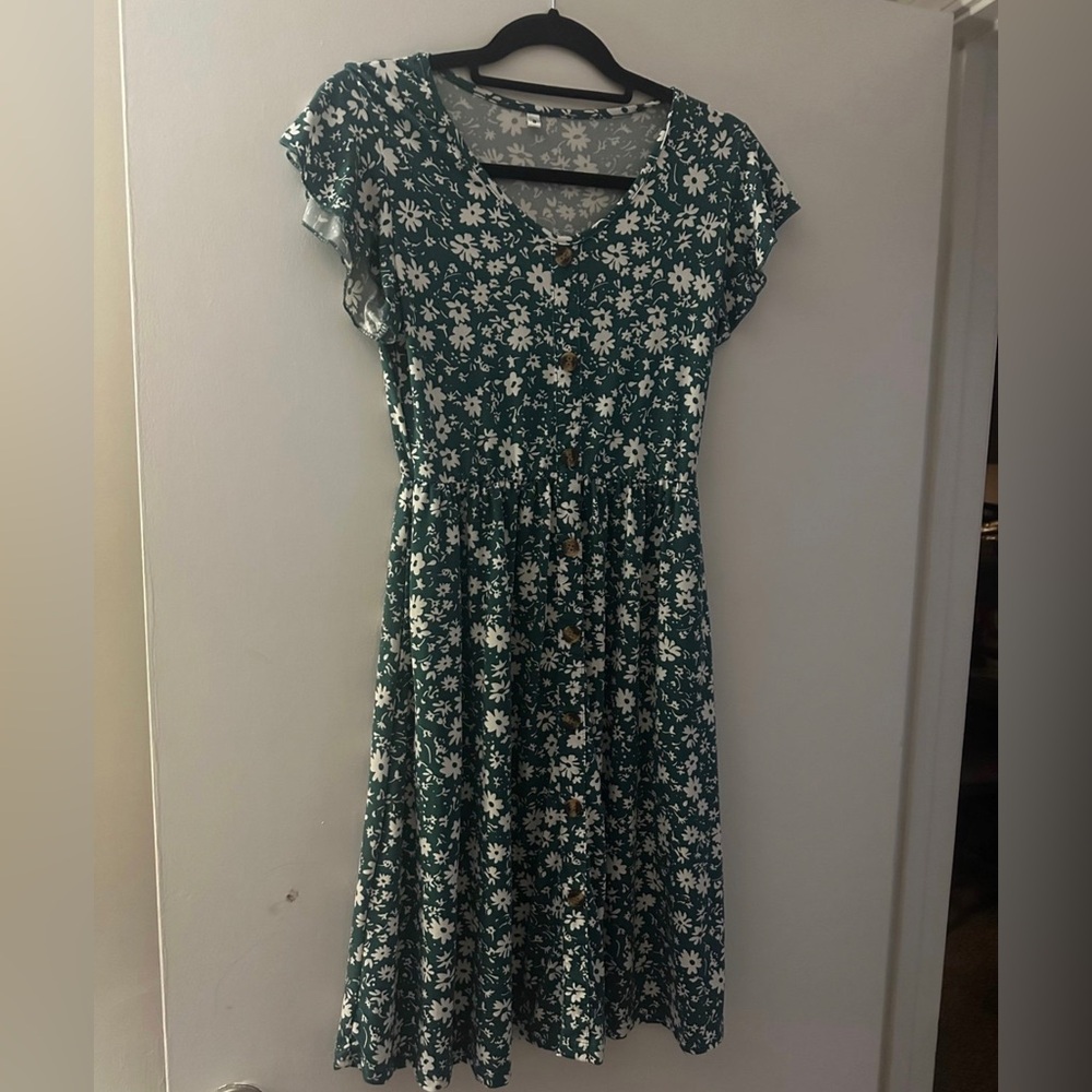 FLOWERY WHITE AND GREEN DRESS SIZE SMALL VERY STRETCHY **USED** GOOD CONDITION